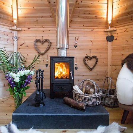 Romantic Treehouse With Hot Tub & Bbq Lodge Praze an Beeble Bagian luar foto