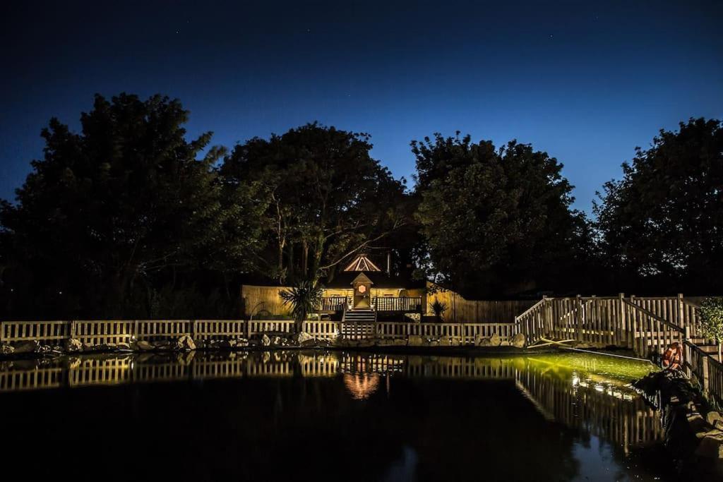 Romantic Treehouse With Hot Tub & Bbq Lodge Praze an Beeble Bagian luar foto