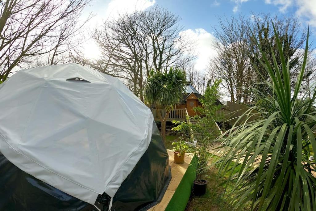 Romantic Treehouse With Hot Tub & Bbq Lodge Praze an Beeble Bagian luar foto