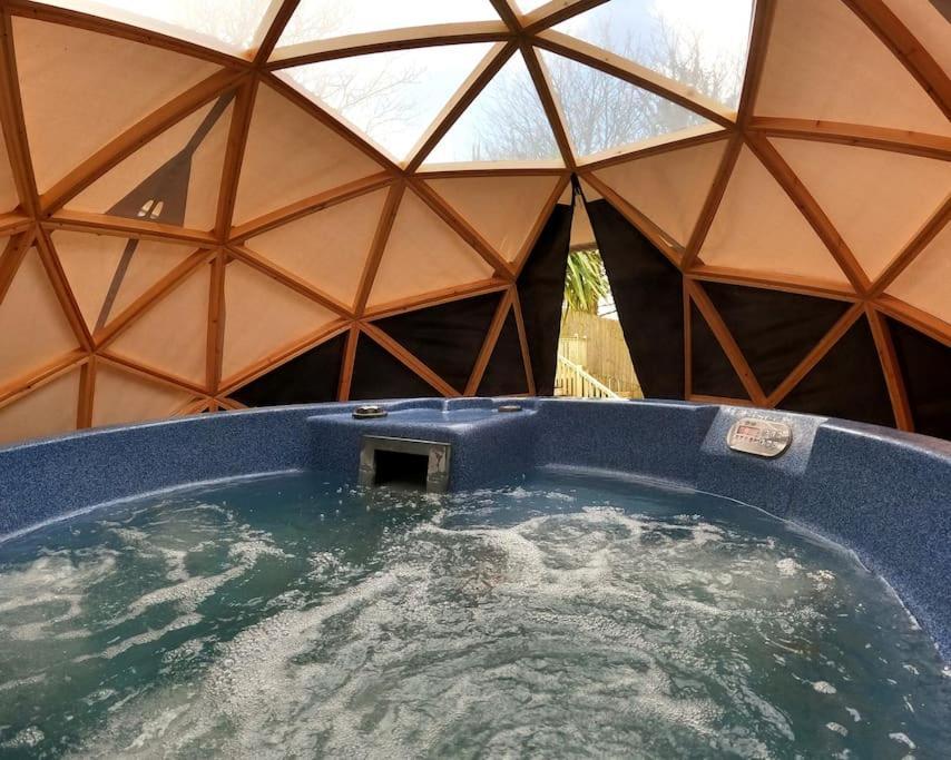 Romantic Treehouse With Hot Tub & Bbq Lodge Praze an Beeble Bagian luar foto