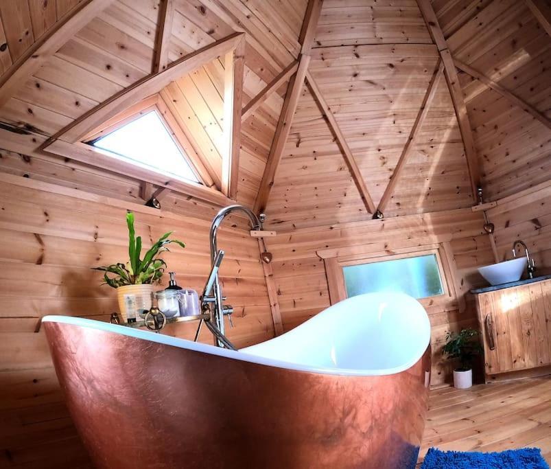 Romantic Treehouse With Hot Tub & Bbq Lodge Praze an Beeble Bagian luar foto