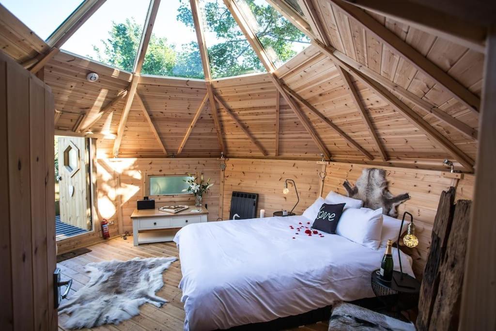 Romantic Treehouse With Hot Tub & Bbq Lodge Praze an Beeble Bagian luar foto